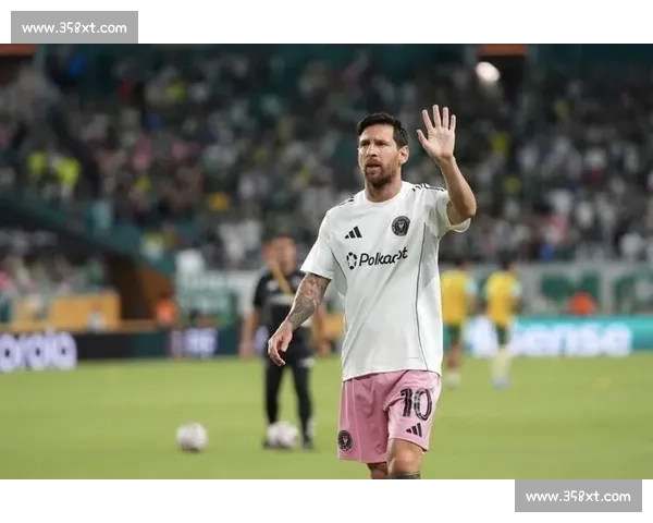 伊布怒批迈阿密：梅西在雕像群中踢球，输球的是足球本身