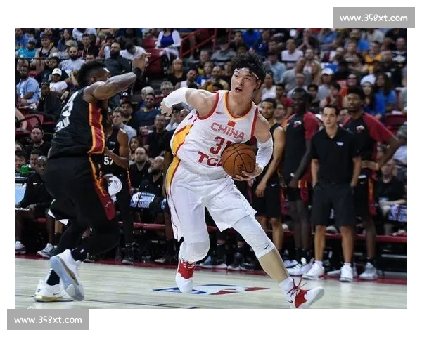 福克斯轻松写意空接暴扣,与球迷互动点燃现场激情