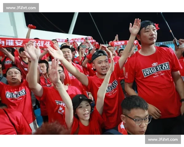 惊天逆转！申花绝杀对手，球迷看台沸腾如火！
